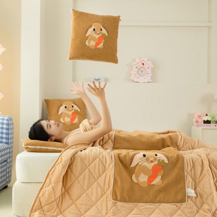 91家纺网 家纺一手货源 找家纺 新奇异 2025新款卡通毛巾绣抱枕被-冬季加厚水晶绒款可爱狗+萝卜兔系列 萝卜兔-黄色加绒加厚