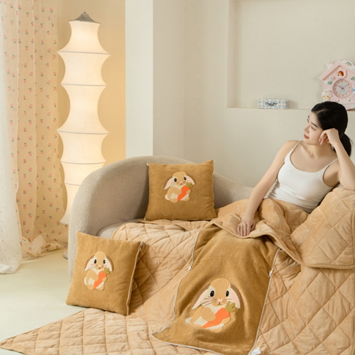 91家纺网 家纺一手货源 找家纺 新奇异 2025新款卡通毛巾绣抱枕被-冬季加厚水晶绒款可爱狗+萝卜兔系列 萝卜兔-黄色加绒加厚