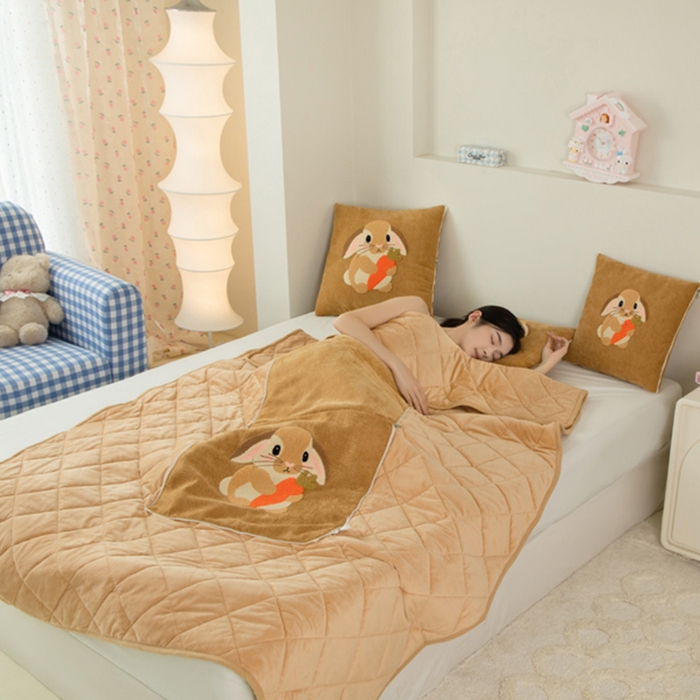 91家纺网 家纺一手货源 找家纺 新奇异 2025新款卡通毛巾绣抱枕被-冬季加厚水晶绒款可爱狗+萝卜兔系列 萝卜兔-黄色加绒加厚