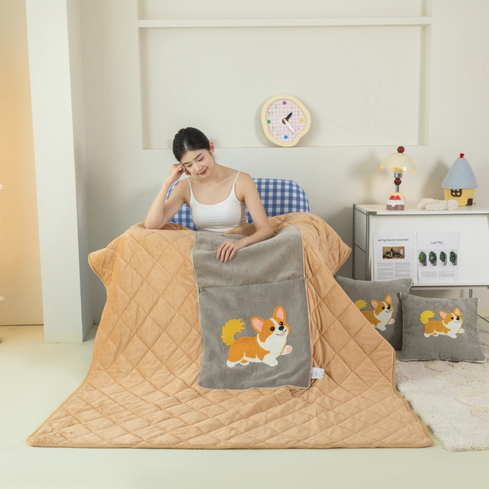 91家纺网 家纺一手货源 找家纺 新奇异 2025新款卡通毛巾绣抱枕被-冬季加厚水晶绒款可爱狗+萝卜兔系列 可爱狗-浅灰加绒加厚