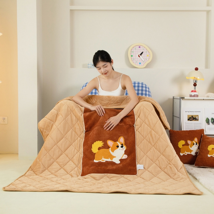 91家纺网 家纺一手货源 找家纺 新奇异 2025新款卡通毛巾绣抱枕被-冬季加厚水晶绒款可爱狗+萝卜兔系列 可爱狗-焦糖色加绒加厚
