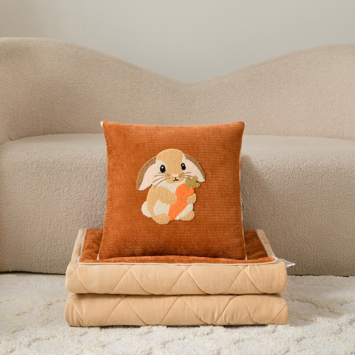 91家纺网 家纺一手货源 找家纺 新奇异 2025新款卡通毛巾绣抱枕被-冬季加厚水晶绒款可爱狗+萝卜兔系列 萝卜兔-焦糖色加绒加厚