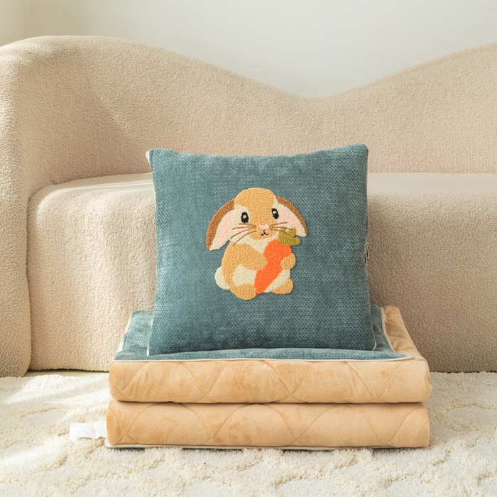 91家纺网 家纺一手货源 找家纺 新奇异 2025新款卡通毛巾绣抱枕被-冬季加厚水晶绒款可爱狗+萝卜兔系列 萝卜兔-蓝色加绒加厚