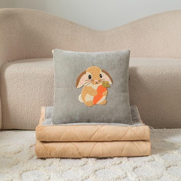 91家纺网 家纺一手货源 找家纺 新奇异 2025新款卡通毛巾绣抱枕被-冬季加厚水晶绒款可爱狗+萝卜兔系列 萝卜兔-浅灰加绒加厚