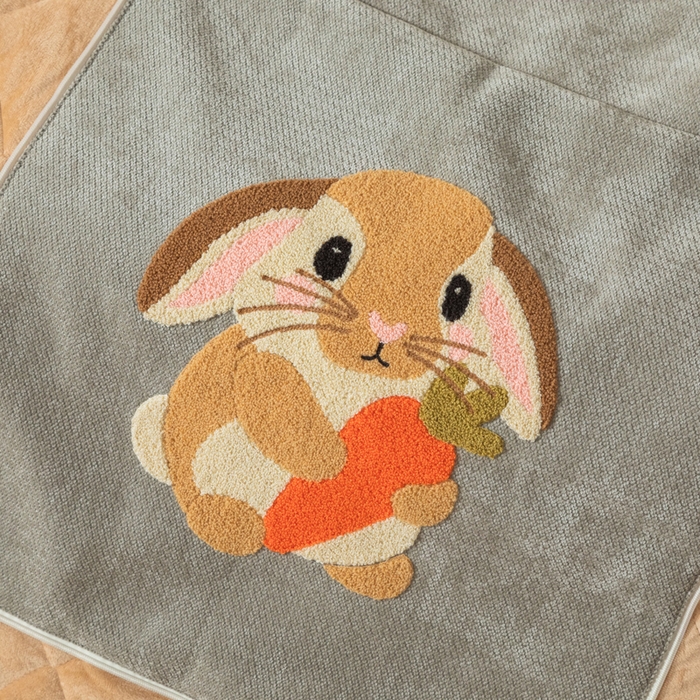 91家纺网 家纺一手货源 找家纺 新奇异 2025新款卡通毛巾绣抱枕被-冬季加厚水晶绒款可爱狗+萝卜兔系列 萝卜兔-浅灰加绒加厚