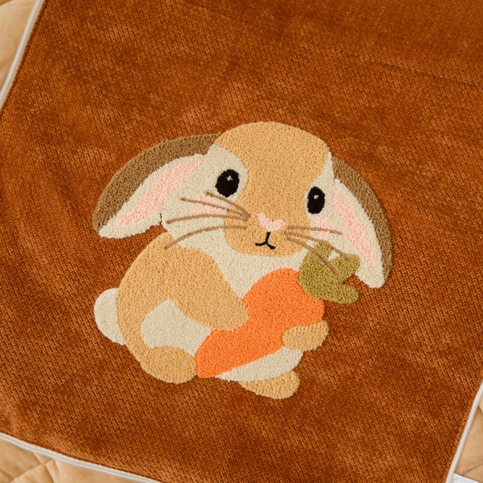 91家纺网 家纺一手货源 找家纺 新奇异 2025新款卡通毛巾绣抱枕被-冬季加厚水晶绒款可爱狗+萝卜兔系列 萝卜兔-焦糖色加绒加厚