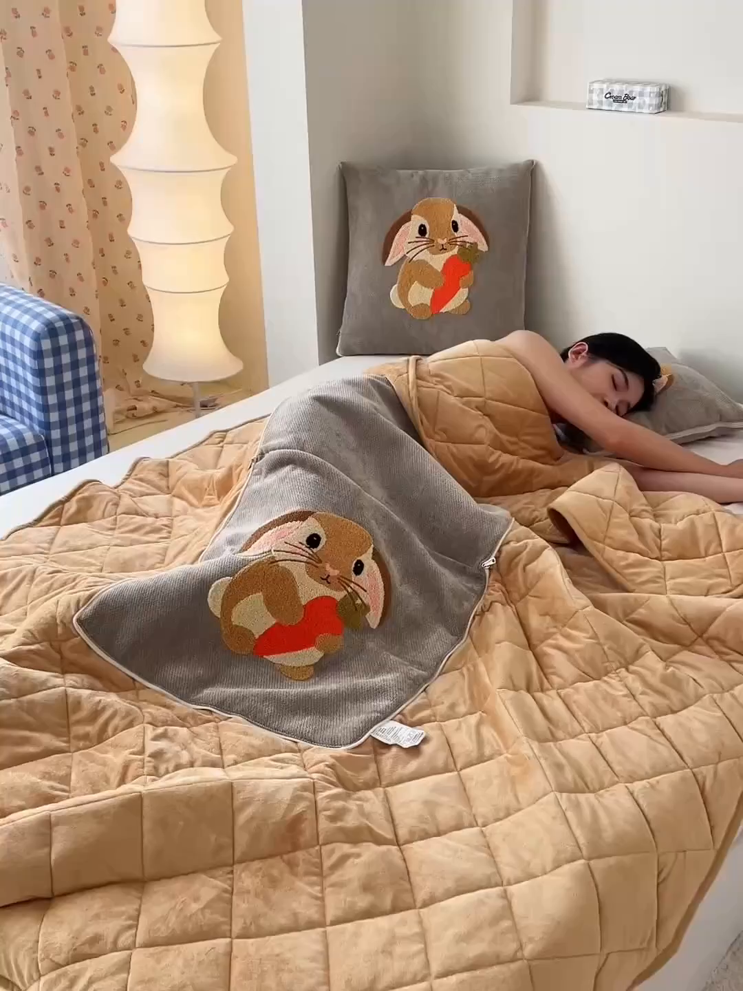 91家纺网 家纺一手货源 找家纺 新奇异 2025新款卡通毛巾绣抱枕被-冬季加厚水晶绒款可爱狗+萝卜兔系列 萝卜兔-浅灰加绒加厚