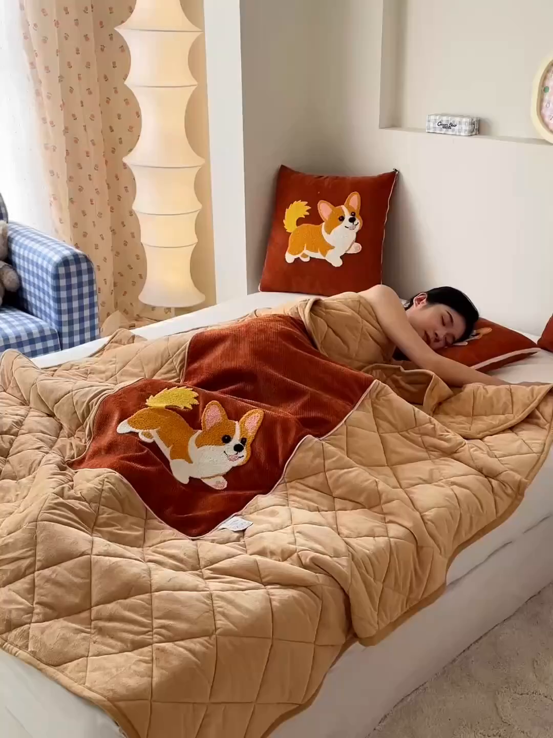 91家纺网 家纺一手货源 找家纺 新奇异 2025新款卡通毛巾绣抱枕被-冬季加厚水晶绒款可爱狗+萝卜兔系列 可爱狗-焦糖色加绒加厚