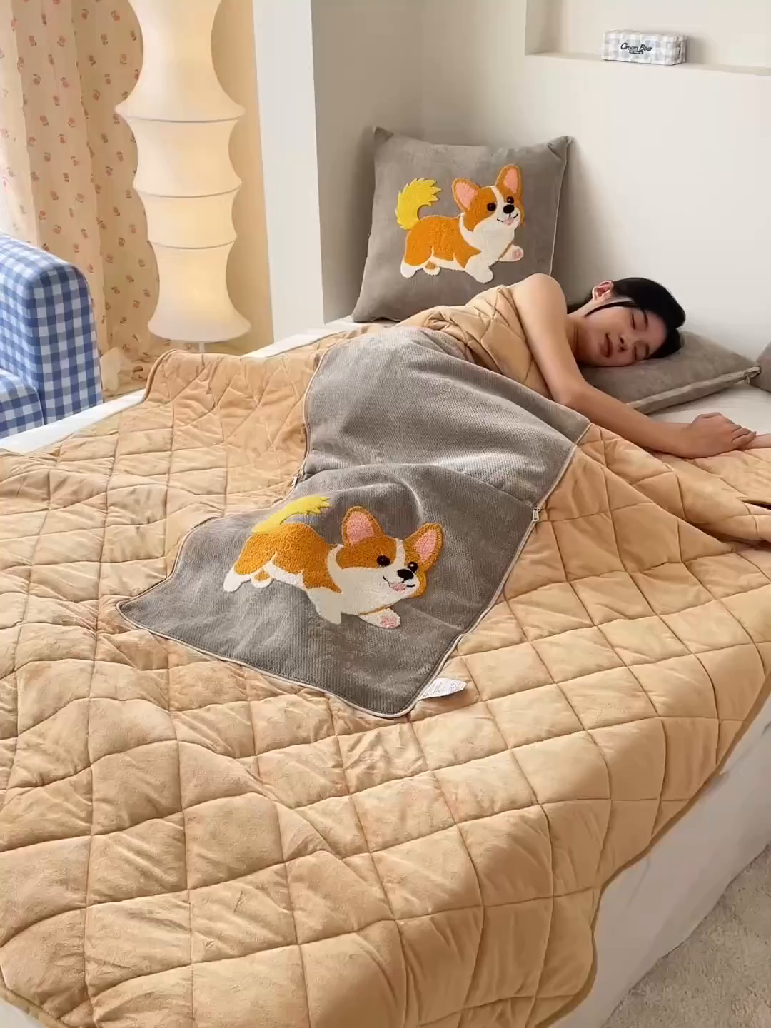 91家纺网 家纺一手货源 找家纺 新奇异 2025新款卡通毛巾绣抱枕被-冬季加厚水晶绒款可爱狗+萝卜兔系列 可爱狗-浅灰加绒加厚