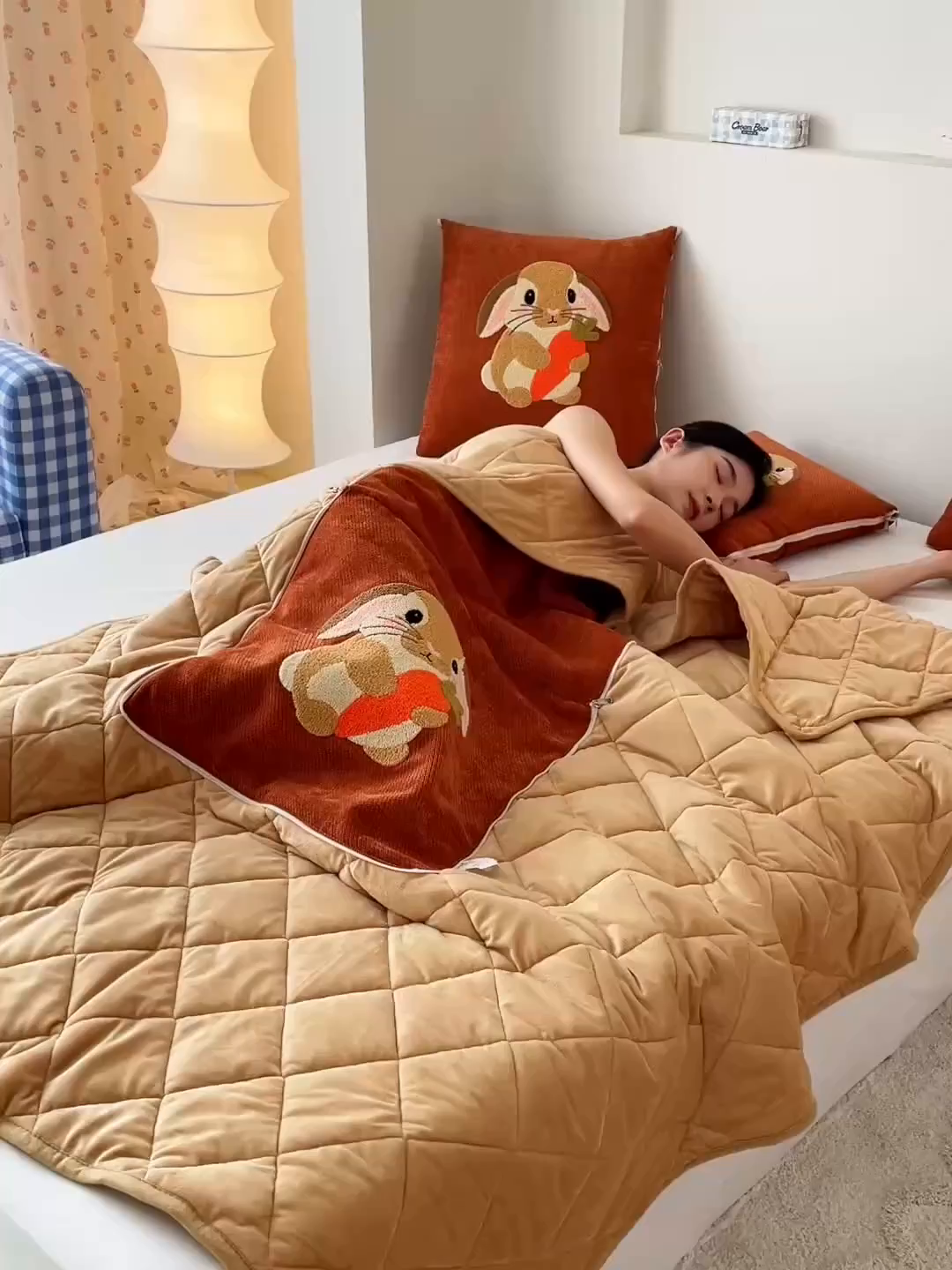 91家纺网 家纺一手货源 找家纺 新奇异 2025新款卡通毛巾绣抱枕被-冬季加厚水晶绒款可爱狗+萝卜兔系列 萝卜兔-焦糖色加绒加厚