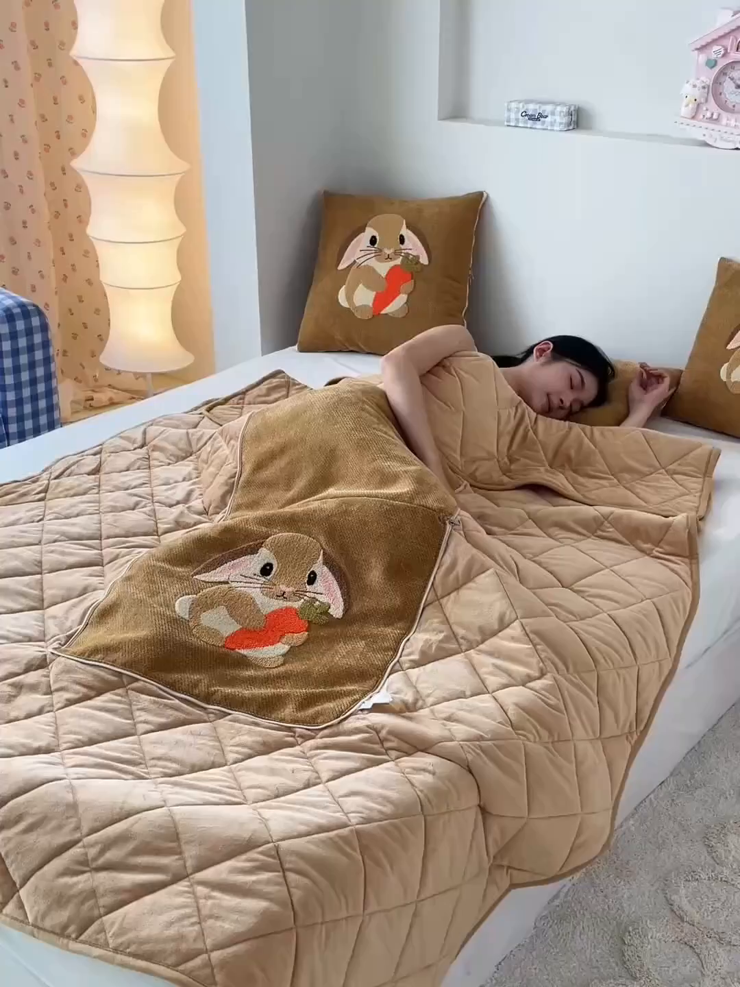 91家纺网 家纺一手货源 找家纺 新奇异 2025新款卡通毛巾绣抱枕被-冬季加厚水晶绒款可爱狗+萝卜兔系列 萝卜兔-黄色加绒加厚