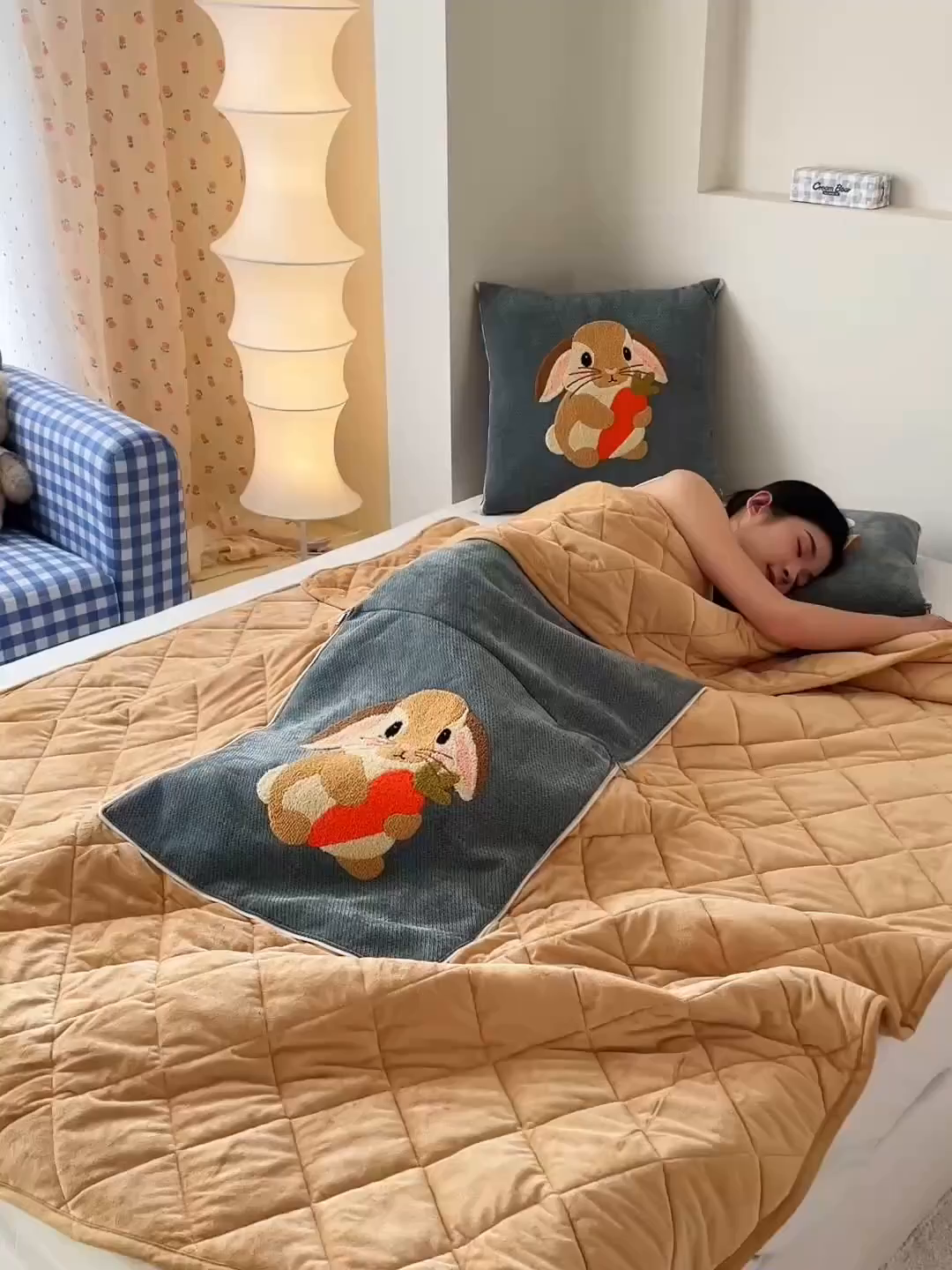 91家纺网 家纺一手货源 找家纺 新奇异 2025新款卡通毛巾绣抱枕被-冬季加厚水晶绒款可爱狗+萝卜兔系列 萝卜兔-蓝色加绒加厚