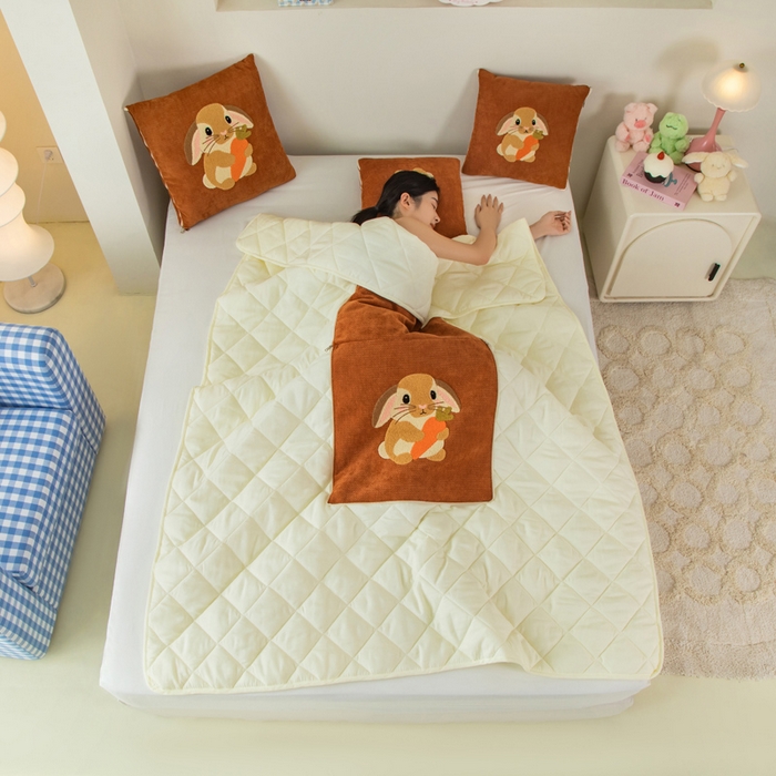 91家纺网 家纺一手货源 找家纺 新奇异 2025新款卡通毛巾绣抱枕被-四季通用磨毛款可爱狗+萝卜兔系列 萝卜兔-焦糖色四季款