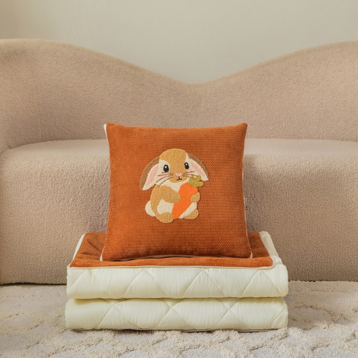 91家纺网 家纺一手货源 找家纺 新奇异 2025新款卡通毛巾绣抱枕被-四季通用磨毛款可爱狗+萝卜兔系列 萝卜兔-焦糖色四季款