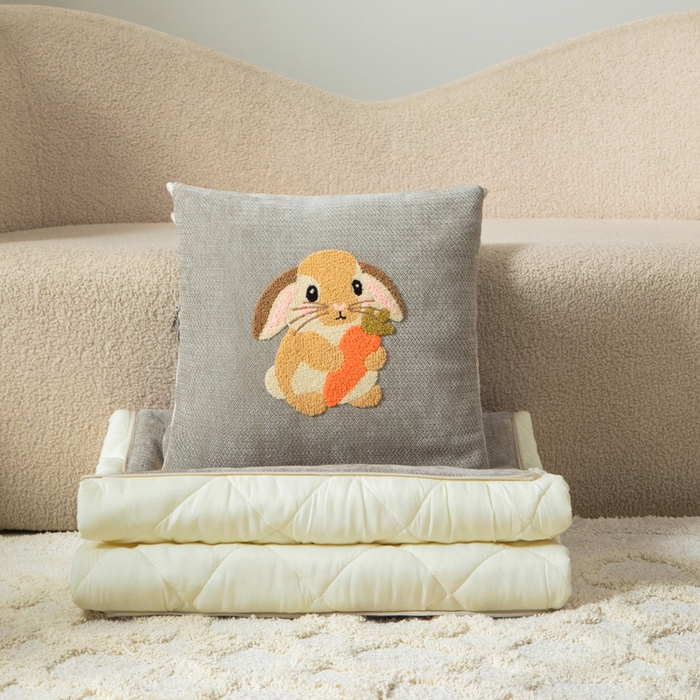 91家纺网 家纺一手货源 找家纺 新奇异 2025新款卡通毛巾绣抱枕被-四季通用磨毛款可爱狗+萝卜兔系列 萝卜兔-浅灰四季款