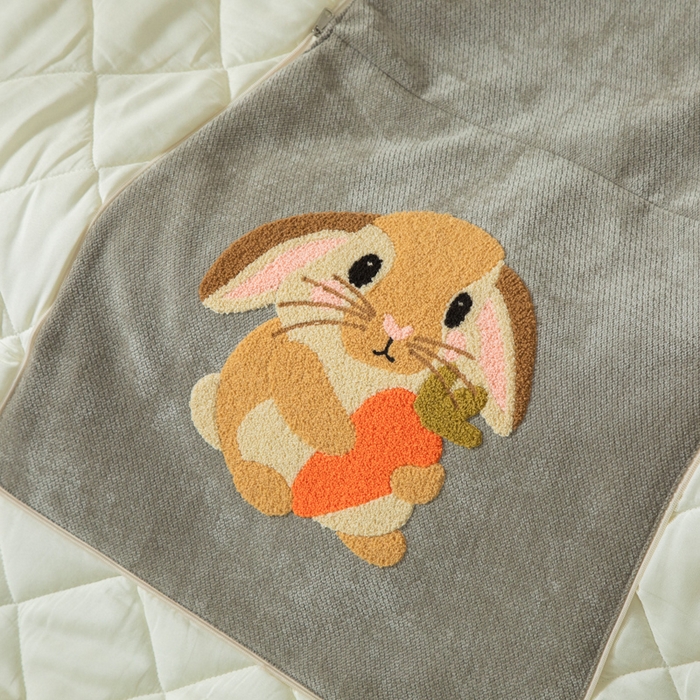 91家纺网 家纺一手货源 找家纺 新奇异 2025新款卡通毛巾绣抱枕被-四季通用磨毛款可爱狗+萝卜兔系列 萝卜兔-浅灰四季款