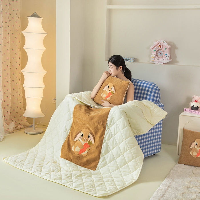 新奇异 2025新款卡通毛巾绣抱枕被-四季通用磨毛款可爱狗+萝卜兔系列 萝卜兔-黄色四季款