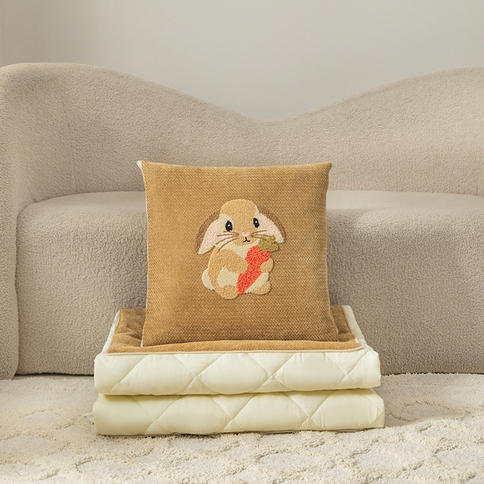 91家纺网 家纺一手货源 找家纺 新奇异 2025新款卡通毛巾绣抱枕被-四季通用磨毛款可爱狗+萝卜兔系列 萝卜兔-黄色四季款