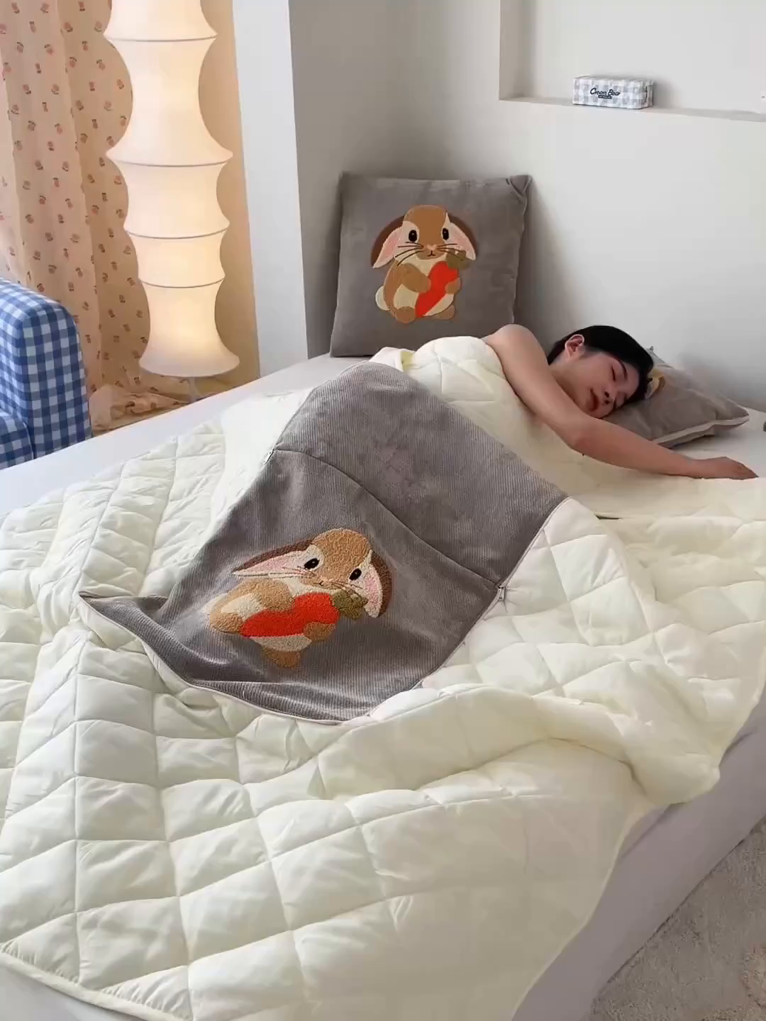 91家纺网 家纺一手货源 找家纺 新奇异 2025新款卡通毛巾绣抱枕被-四季通用磨毛款可爱狗+萝卜兔系列 萝卜兔-浅灰四季款