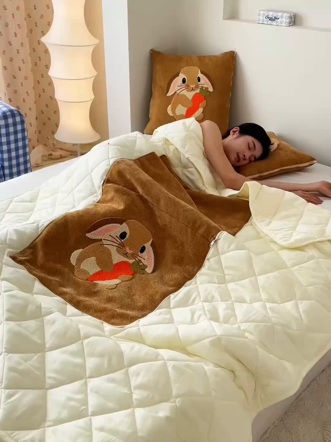 91家纺网 家纺一手货源 找家纺 新奇异 2025新款卡通毛巾绣抱枕被-四季通用磨毛款可爱狗+萝卜兔系列 萝卜兔-黄色四季款