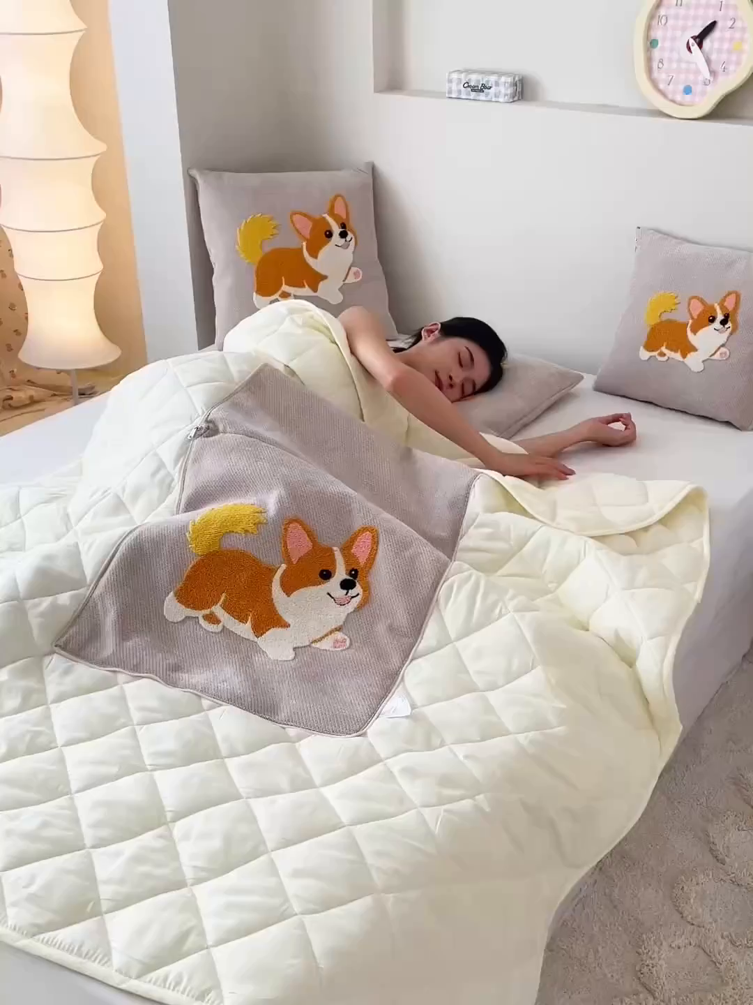 91家纺网 家纺一手货源 找家纺 新奇异 2025新款卡通毛巾绣抱枕被-四季通用磨毛款可爱狗+萝卜兔系列 可爱狗-浅灰四季款