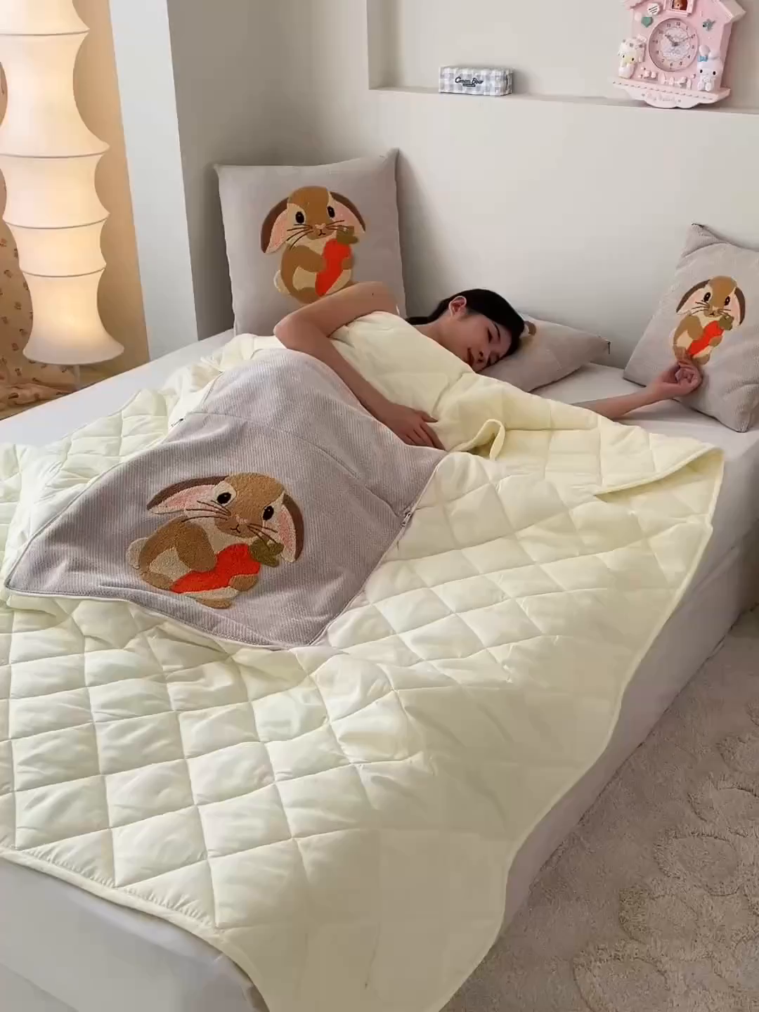 91家纺网 家纺一手货源 找家纺 新奇异 2025新款卡通毛巾绣抱枕被-四季通用磨毛款可爱狗+萝卜兔系列 萝卜兔-米色四季款