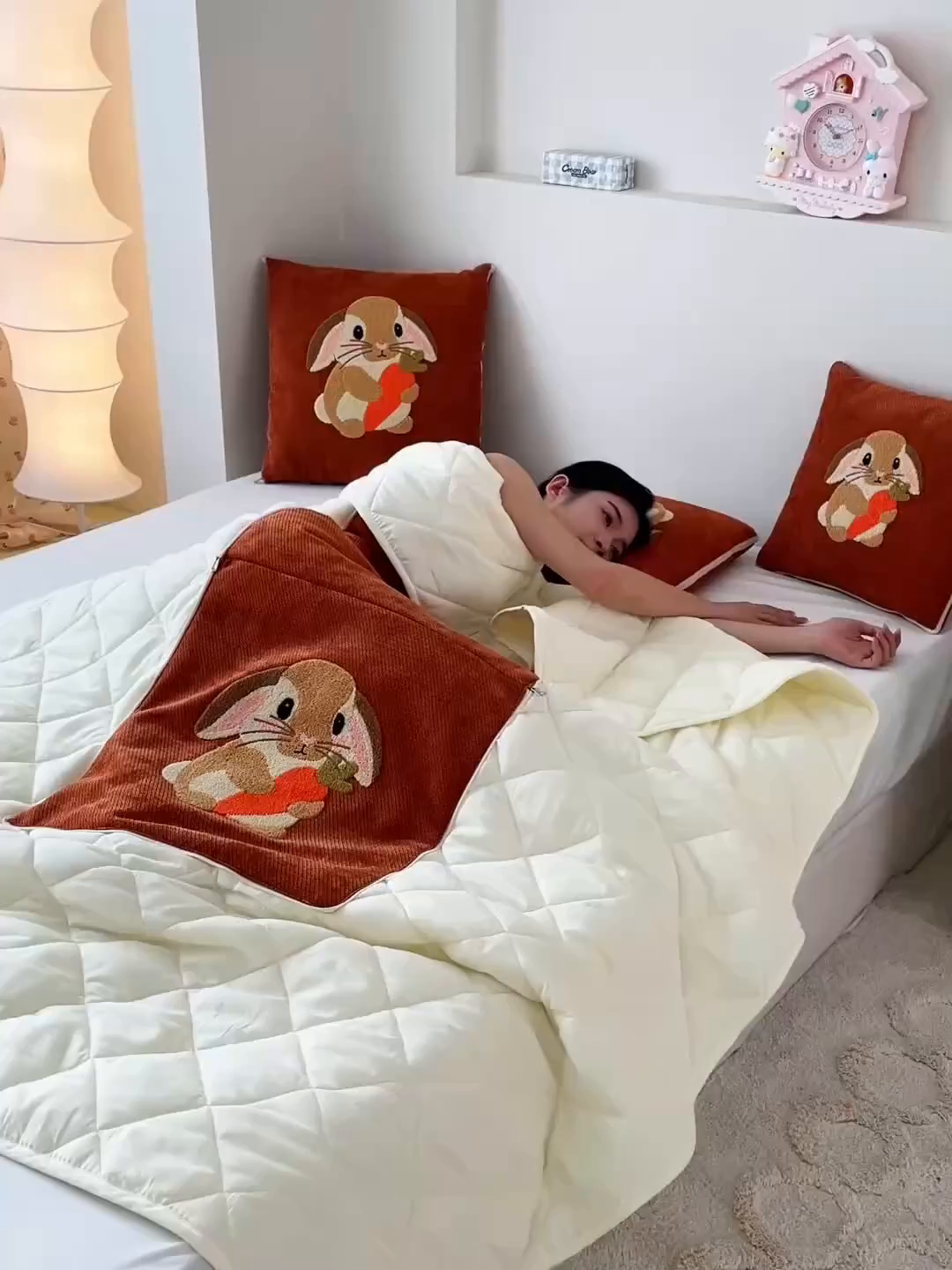 91家纺网 家纺一手货源 找家纺 新奇异 2025新款卡通毛巾绣抱枕被-四季通用磨毛款可爱狗+萝卜兔系列 萝卜兔-焦糖色四季款