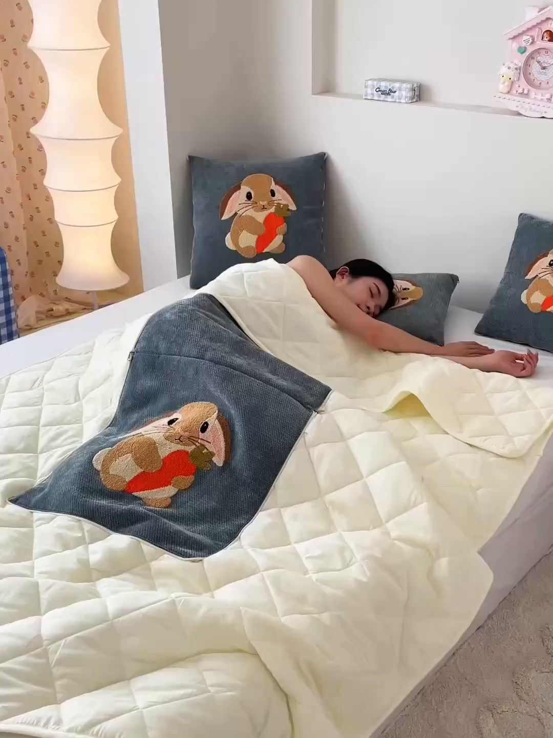 91家纺网 家纺一手货源 找家纺 新奇异 2025新款卡通毛巾绣抱枕被-四季通用磨毛款可爱狗+萝卜兔系列 萝卜兔-蓝色四季款