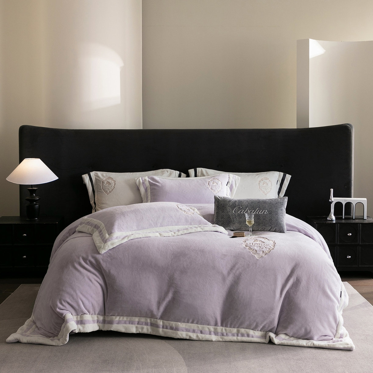 91家纺网 家纺一手货源 找家纺 （总）卡巴伦家纺 2025新款280克全消光三拼角加绣花四件套-马上发财（会员：-30元 控价：428元）