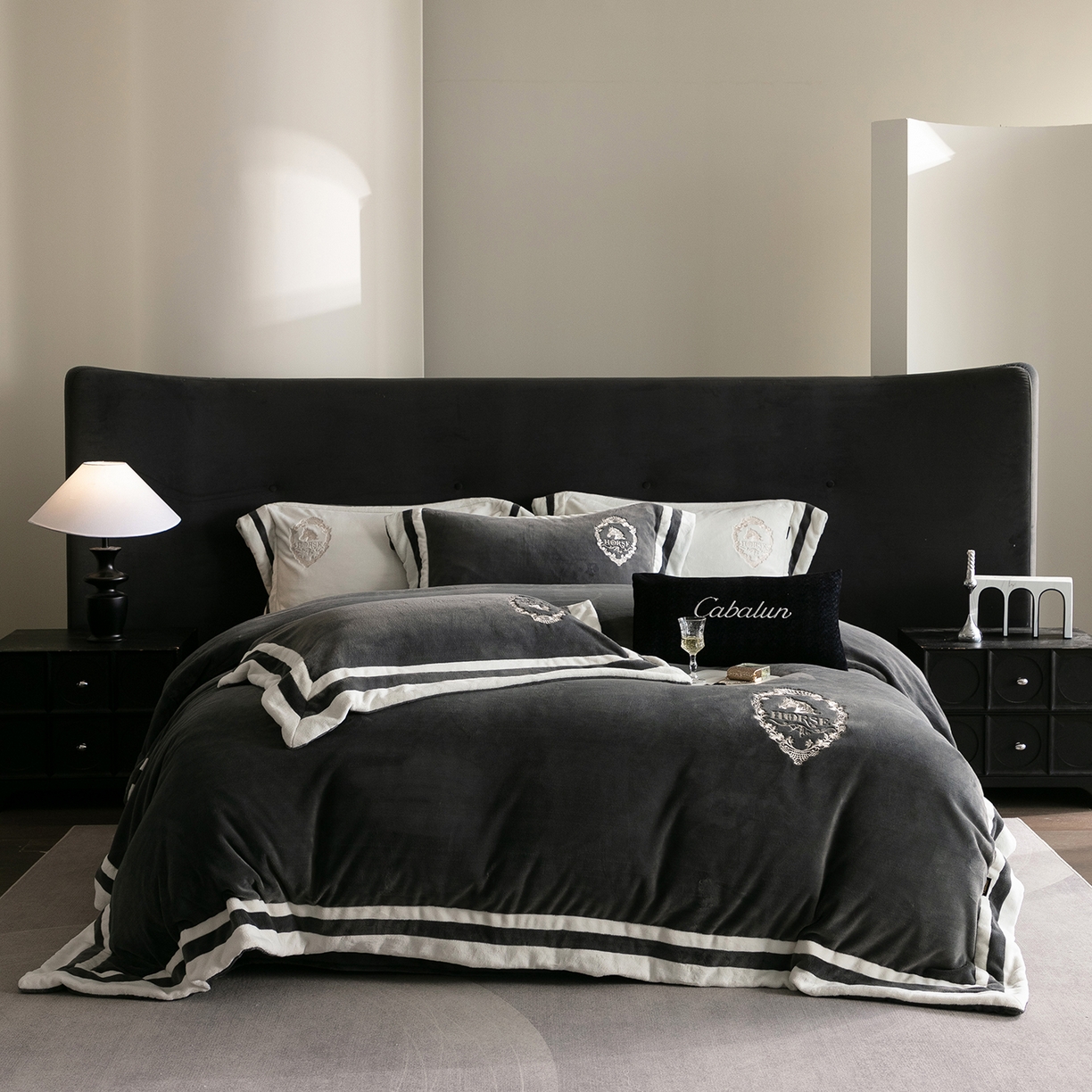 91家纺网 家纺一手货源 找家纺 （总）卡巴伦家纺 2025新款280克全消光三拼角加绣花四件套-马上发财（会员：-30元 控价：428元）