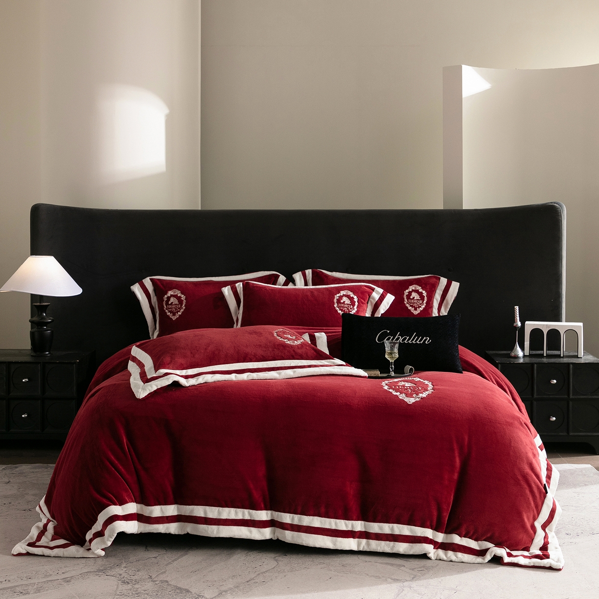 91家纺网 家纺一手货源 找家纺 （总）卡巴伦家纺 2025新款280克全消光三拼角加绣花四件套-马上发财（会员：-30元 控价：428元）