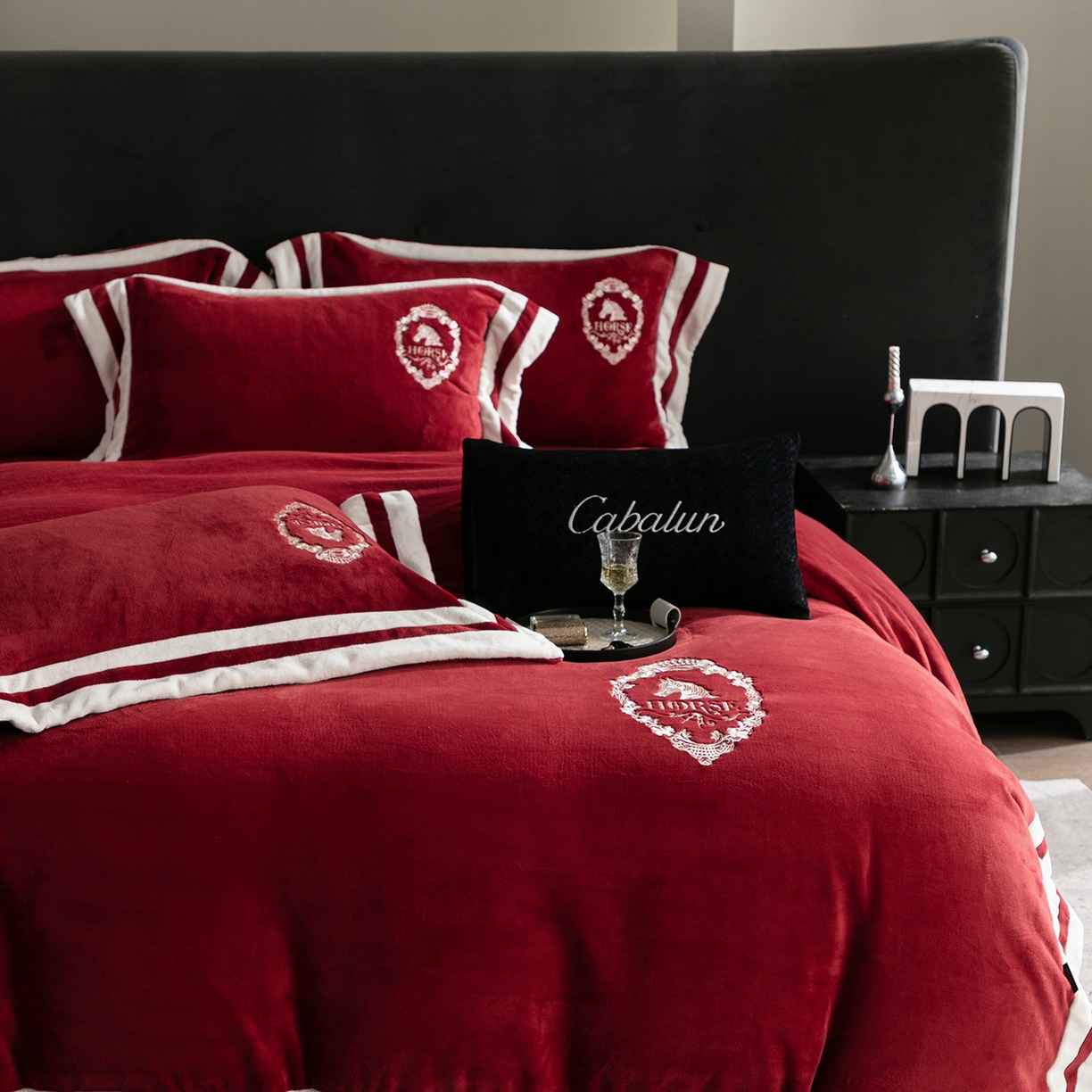 91家纺网 家纺一手货源 找家纺 （总）卡巴伦家纺 2025新款280克全消光三拼角加绣花四件套-马上发财（会员：-30元 控价：428元）