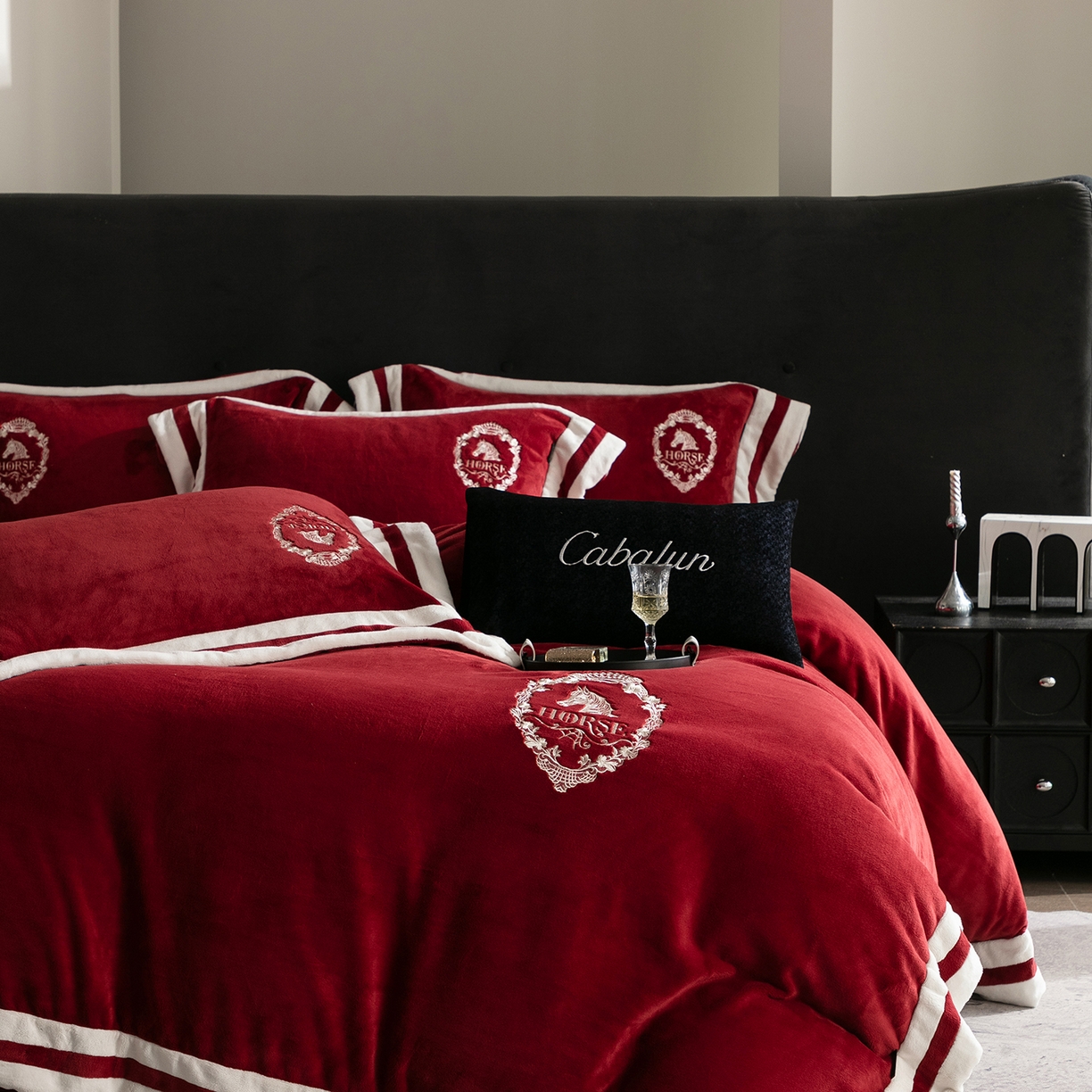 91家纺网 家纺一手货源 找家纺 （总）卡巴伦家纺 2025新款280克全消光三拼角加绣花四件套-马上发财（会员：-30元 控价：428元）