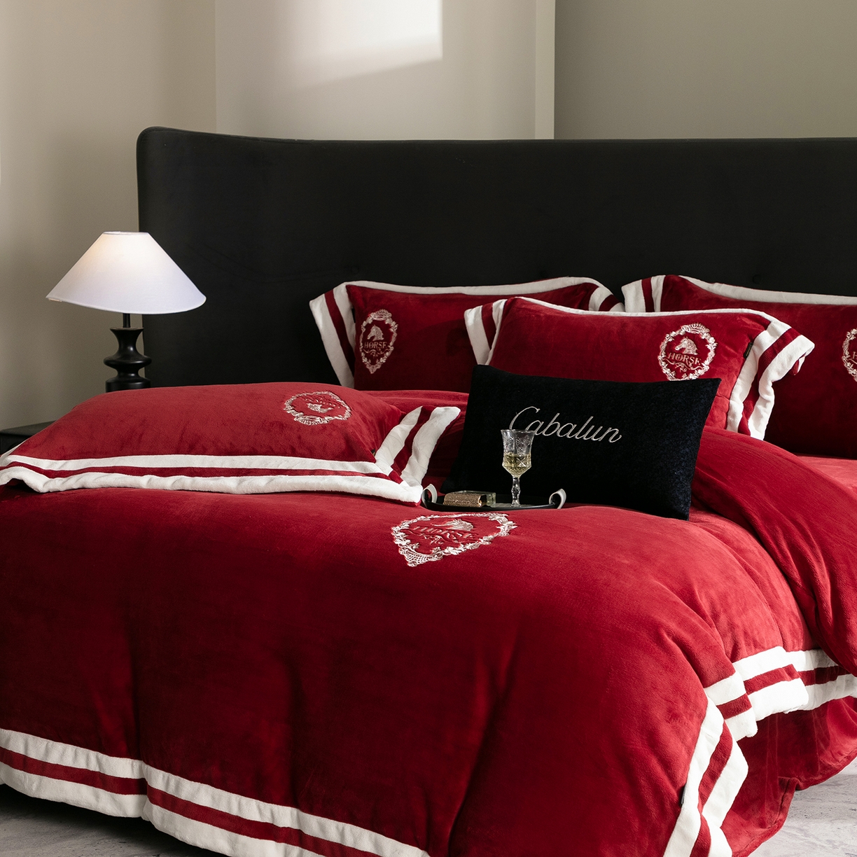 91家纺网 家纺一手货源 找家纺 （总）卡巴伦家纺 2025新款280克全消光三拼角加绣花四件套-马上发财（会员：-30元 控价：428元）