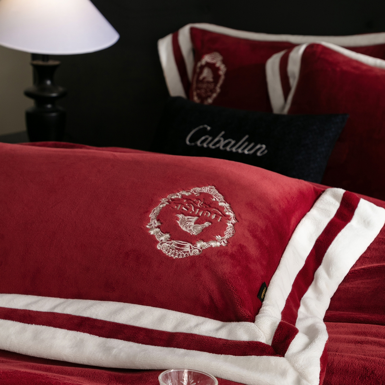 91家纺网 家纺一手货源 找家纺 （总）卡巴伦家纺 2025新款280克全消光三拼角加绣花四件套-马上发财（会员：-30元 控价：428元）