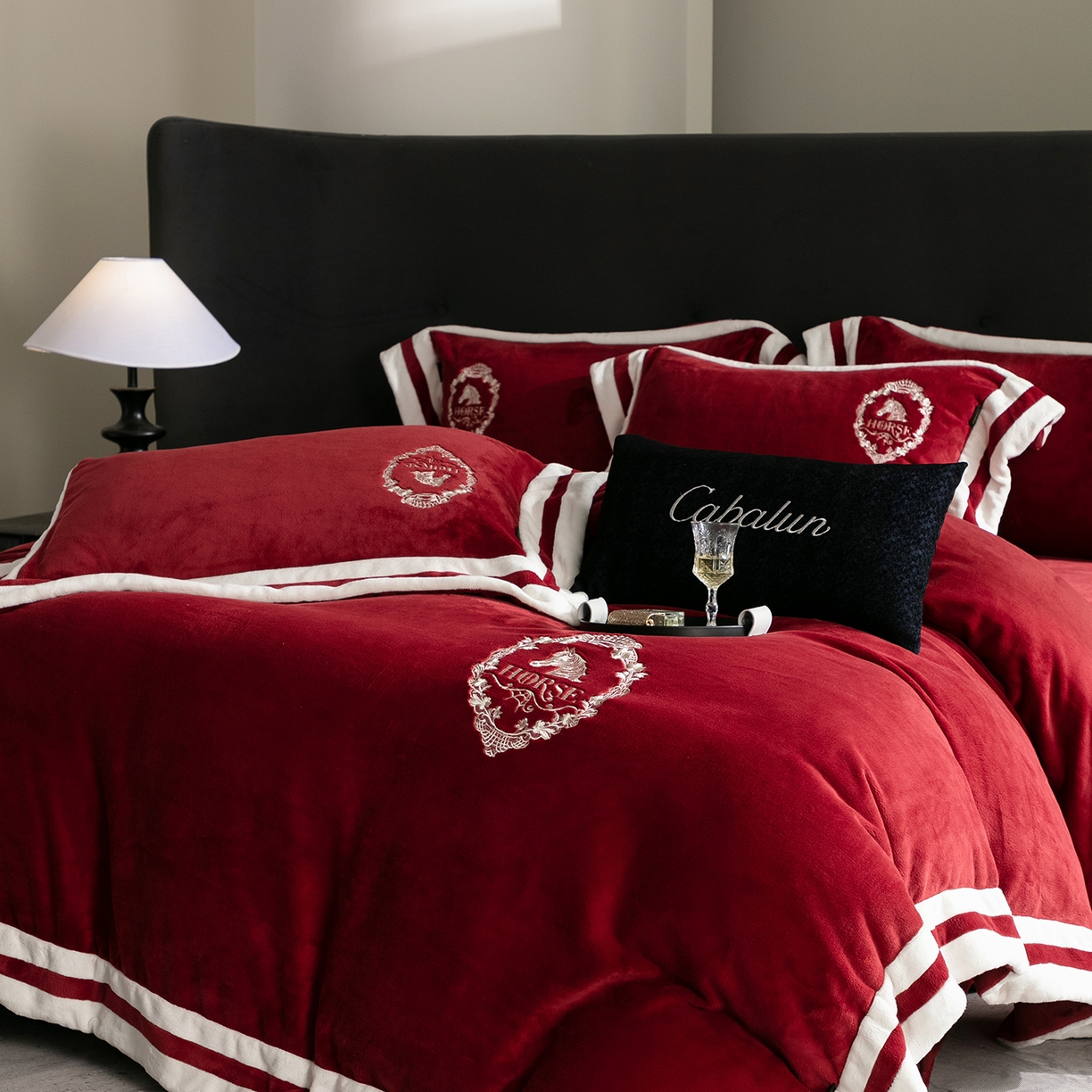 91家纺网 家纺一手货源 找家纺 （总）卡巴伦家纺 2025新款280克全消光三拼角加绣花四件套-马上发财（会员：-30元 控价：428元）