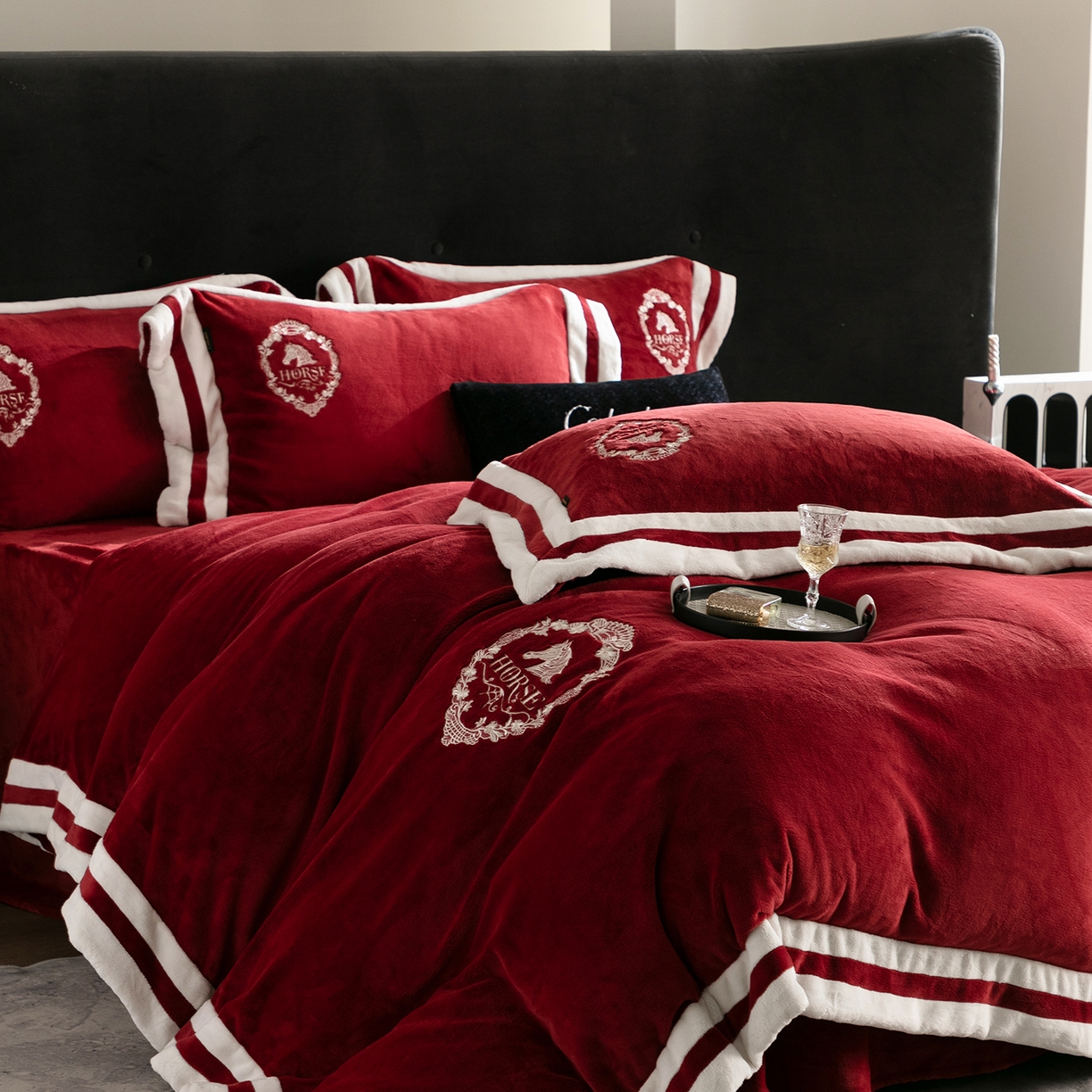 91家纺网 家纺一手货源 找家纺 （总）卡巴伦家纺 2025新款280克全消光三拼角加绣花四件套-马上发财（会员：-30元 控价：428元）