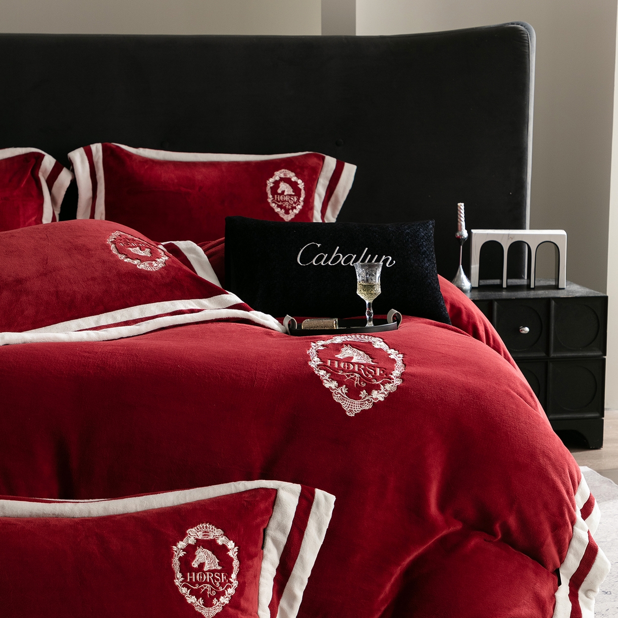 91家纺网 家纺一手货源 找家纺 （总）卡巴伦家纺 2025新款280克全消光三拼角加绣花四件套-马上发财（会员：-30元 控价：428元）