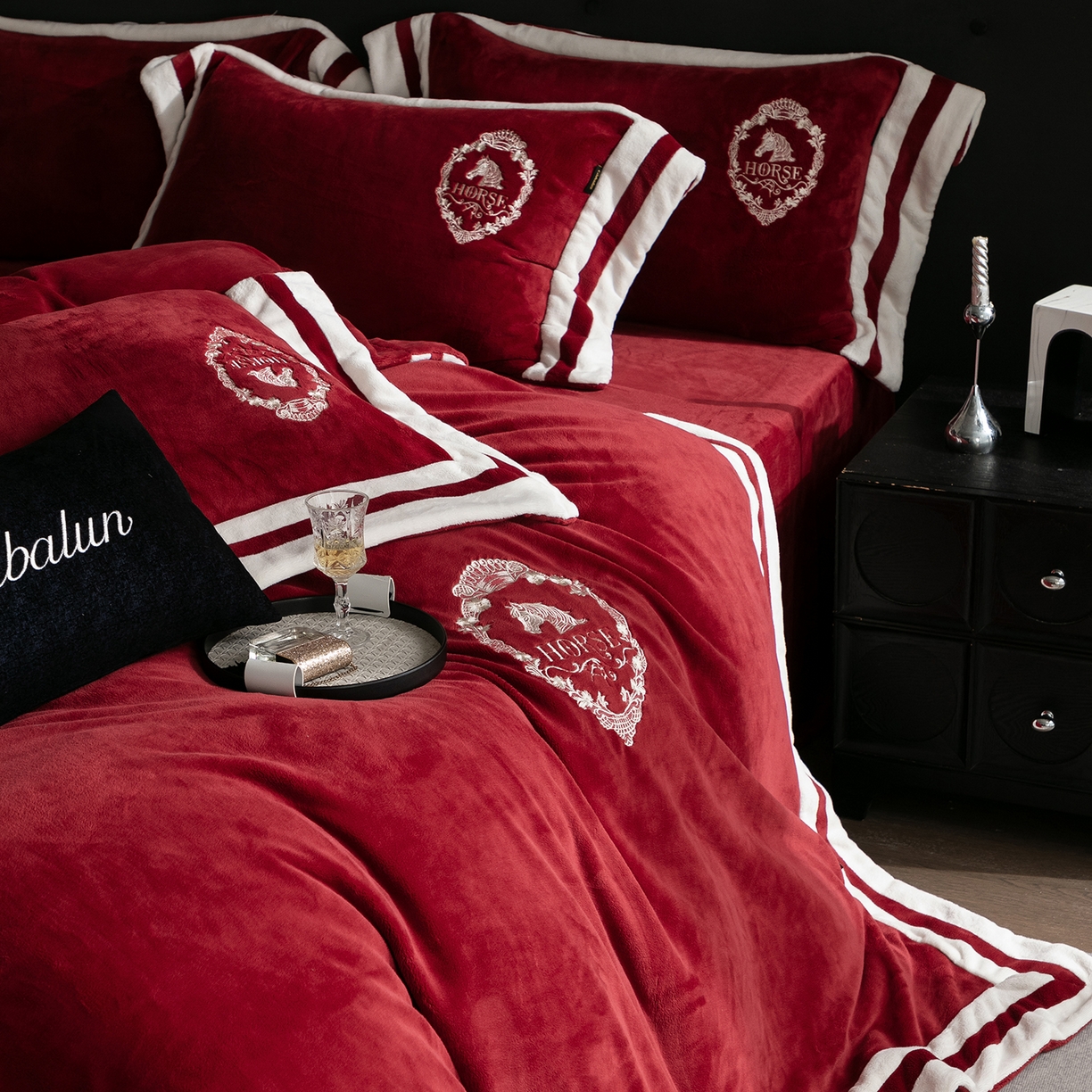 91家纺网 家纺一手货源 找家纺 （总）卡巴伦家纺 2025新款280克全消光三拼角加绣花四件套-马上发财（会员：-30元 控价：428元）