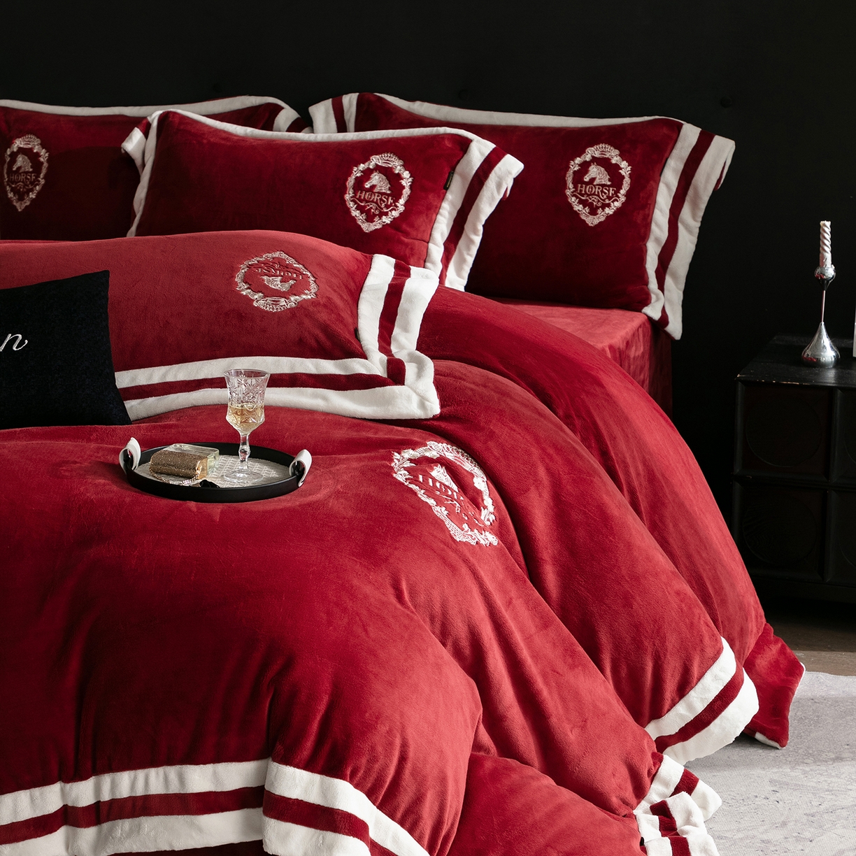 91家纺网 家纺一手货源 找家纺 （总）卡巴伦家纺 2025新款280克全消光三拼角加绣花四件套-马上发财（会员：-30元 控价：428元）