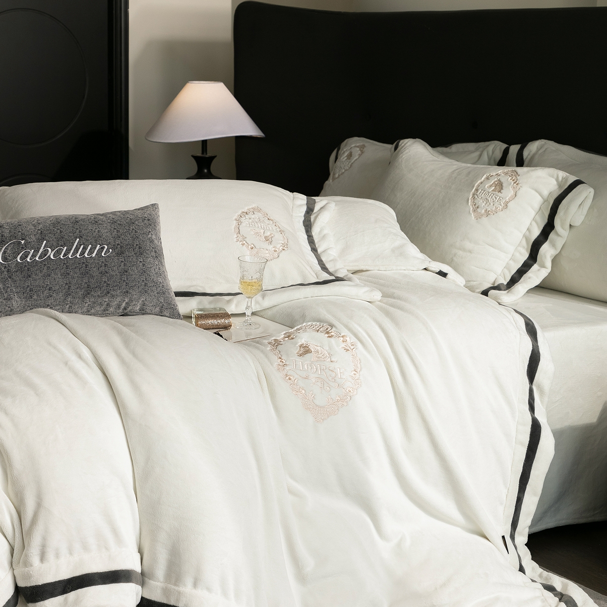 91家纺网 家纺一手货源 找家纺 卡巴伦家纺 2025新款280克全消光三拼角加绣花四件套-马上发财 马上发财-莫兰迪白