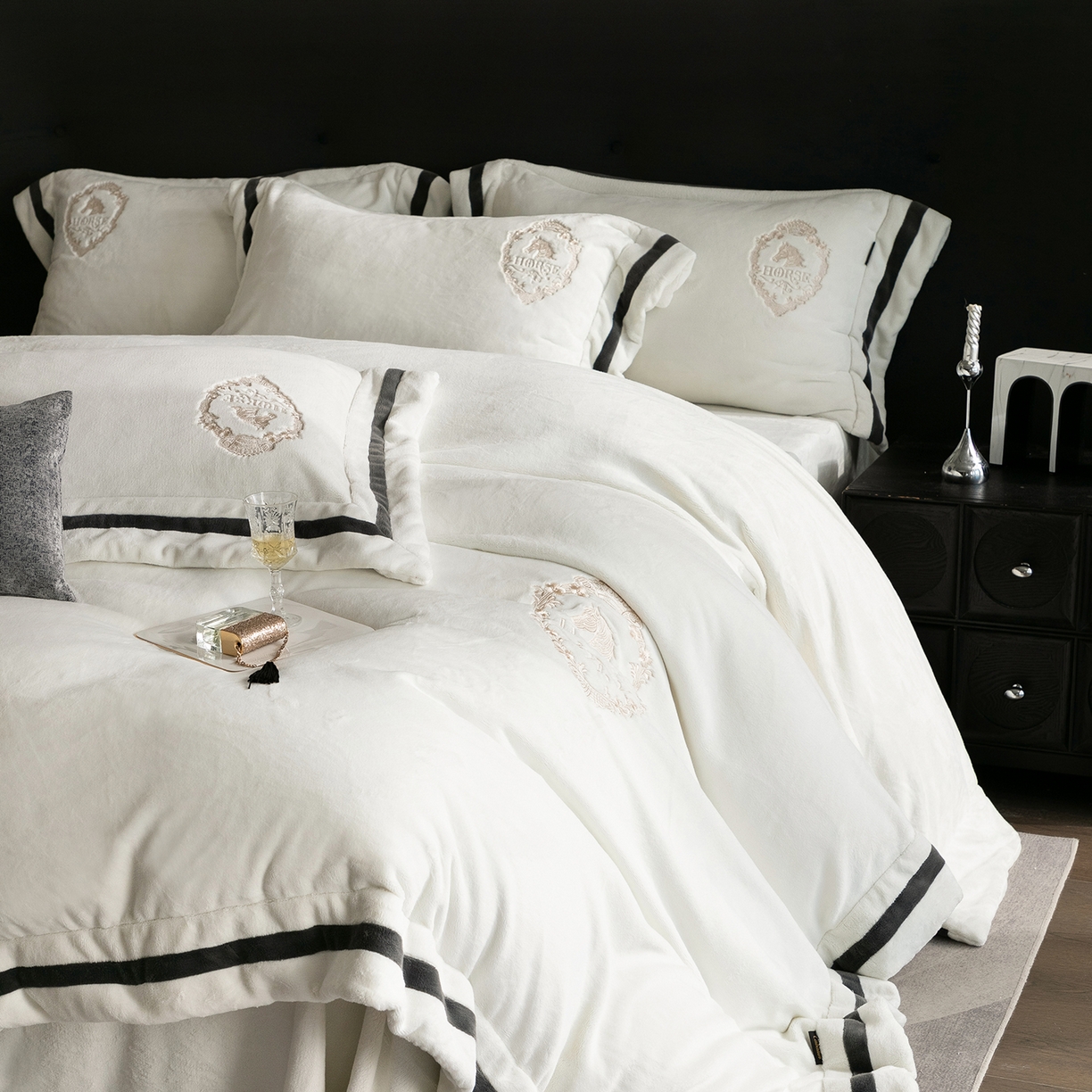 91家纺网 家纺一手货源 找家纺 卡巴伦家纺 2025新款280克全消光三拼角加绣花四件套-马上发财 马上发财-莫兰迪白