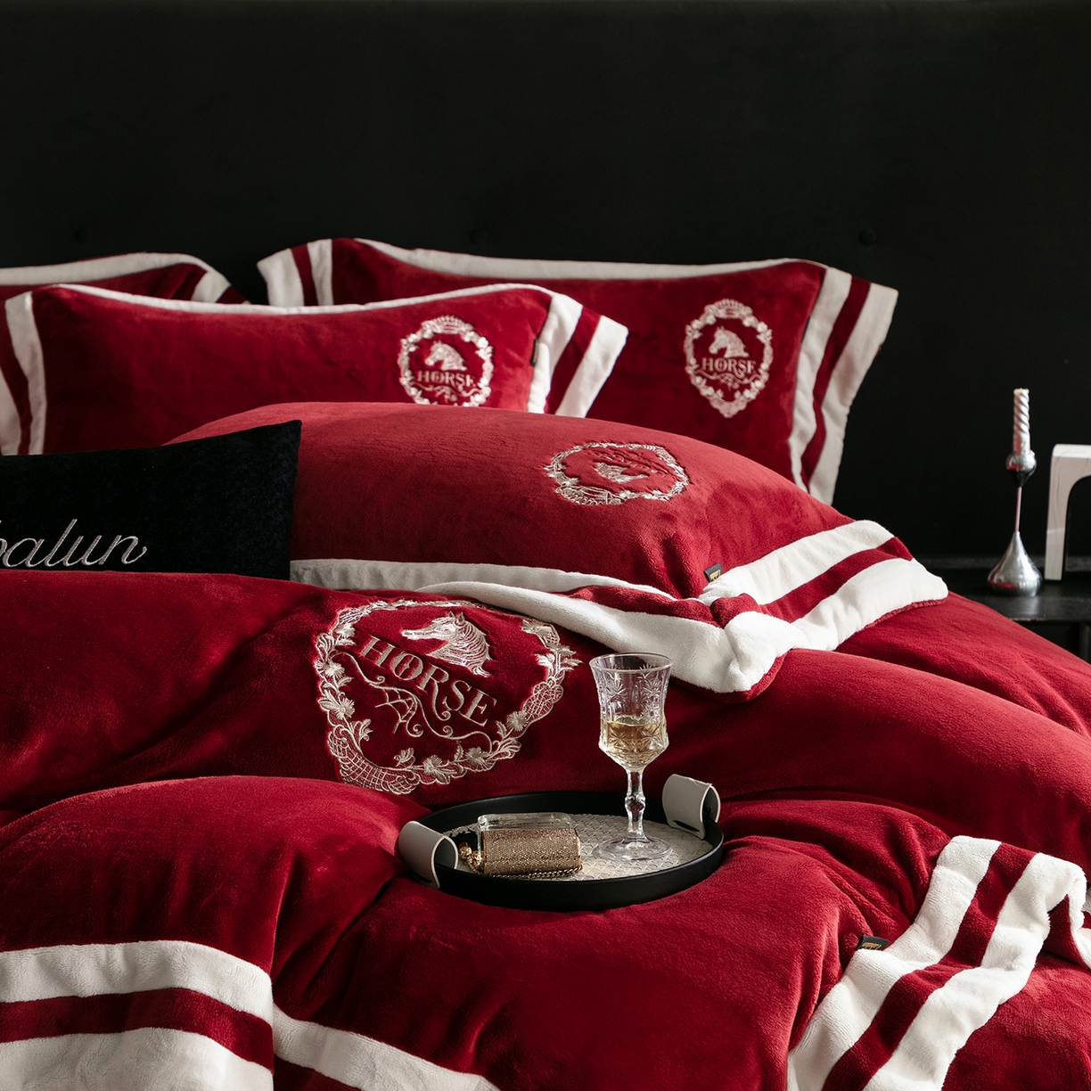 91家纺网 家纺一手货源 找家纺 （总）卡巴伦家纺 2025新款280克全消光三拼角加绣花四件套-马上发财（会员：-30元 控价：428元）