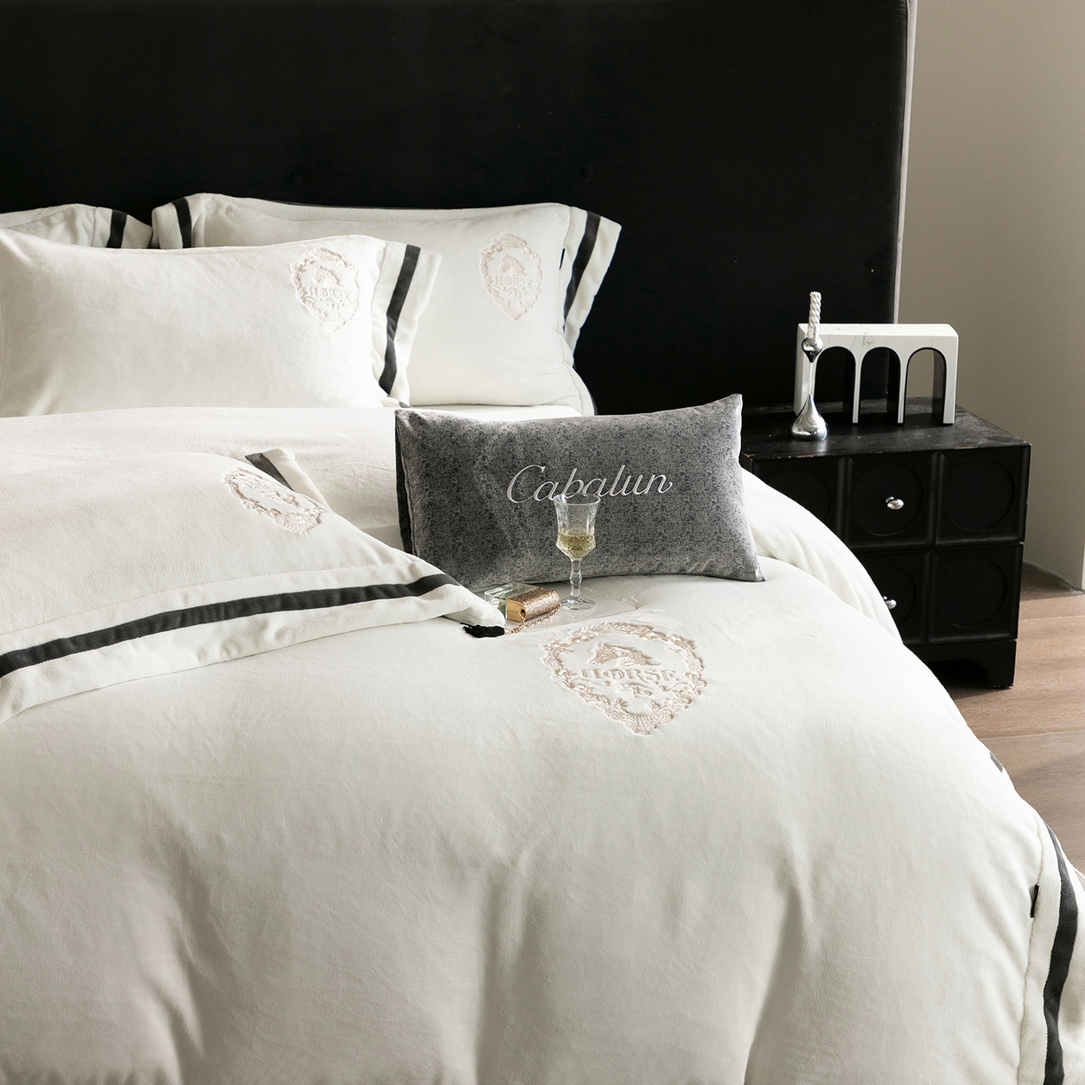 91家纺网 家纺一手货源 找家纺 卡巴伦家纺 2025新款280克全消光三拼角加绣花四件套-马上发财 马上发财-莫兰迪白