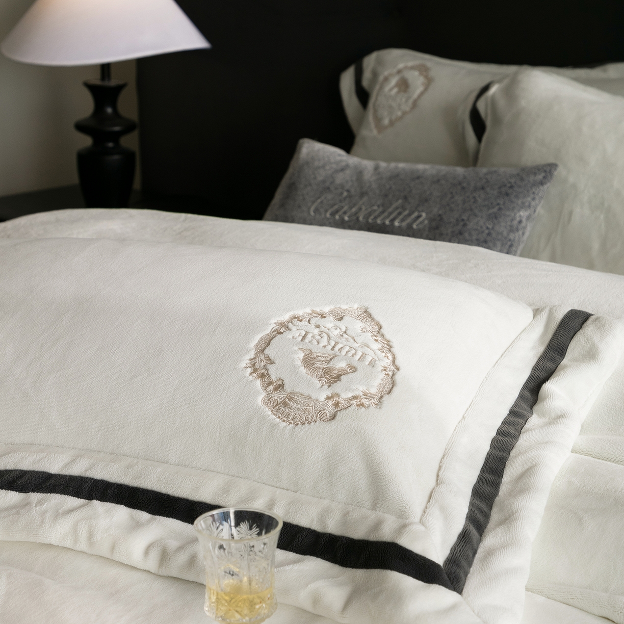 91家纺网 家纺一手货源 找家纺 卡巴伦家纺 2025新款280克全消光三拼角加绣花四件套-马上发财 马上发财-莫兰迪白