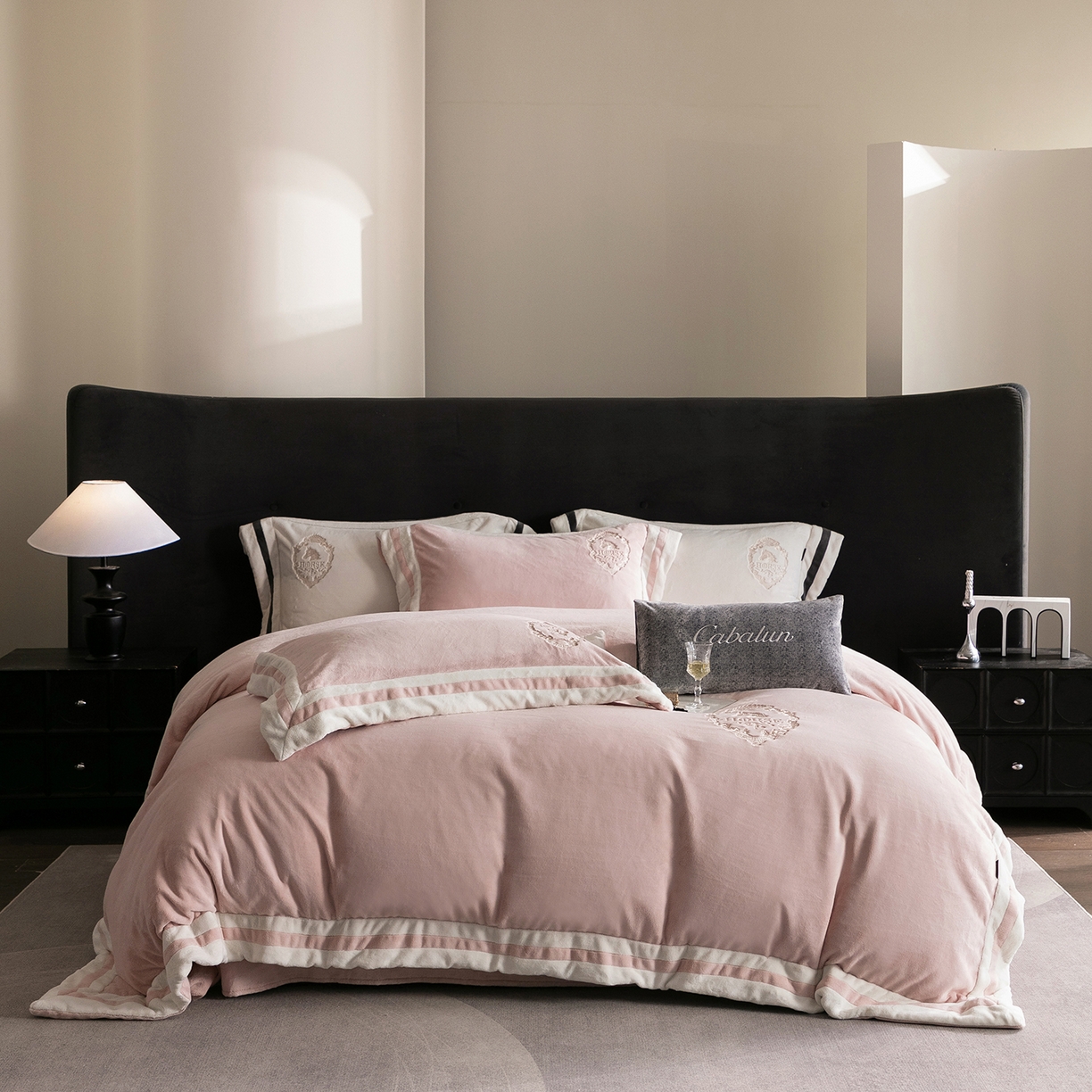 卡巴伦家纺 2025新款280克全消光三拼角加绣花四件套-马上发财 马上发财-樱花粉