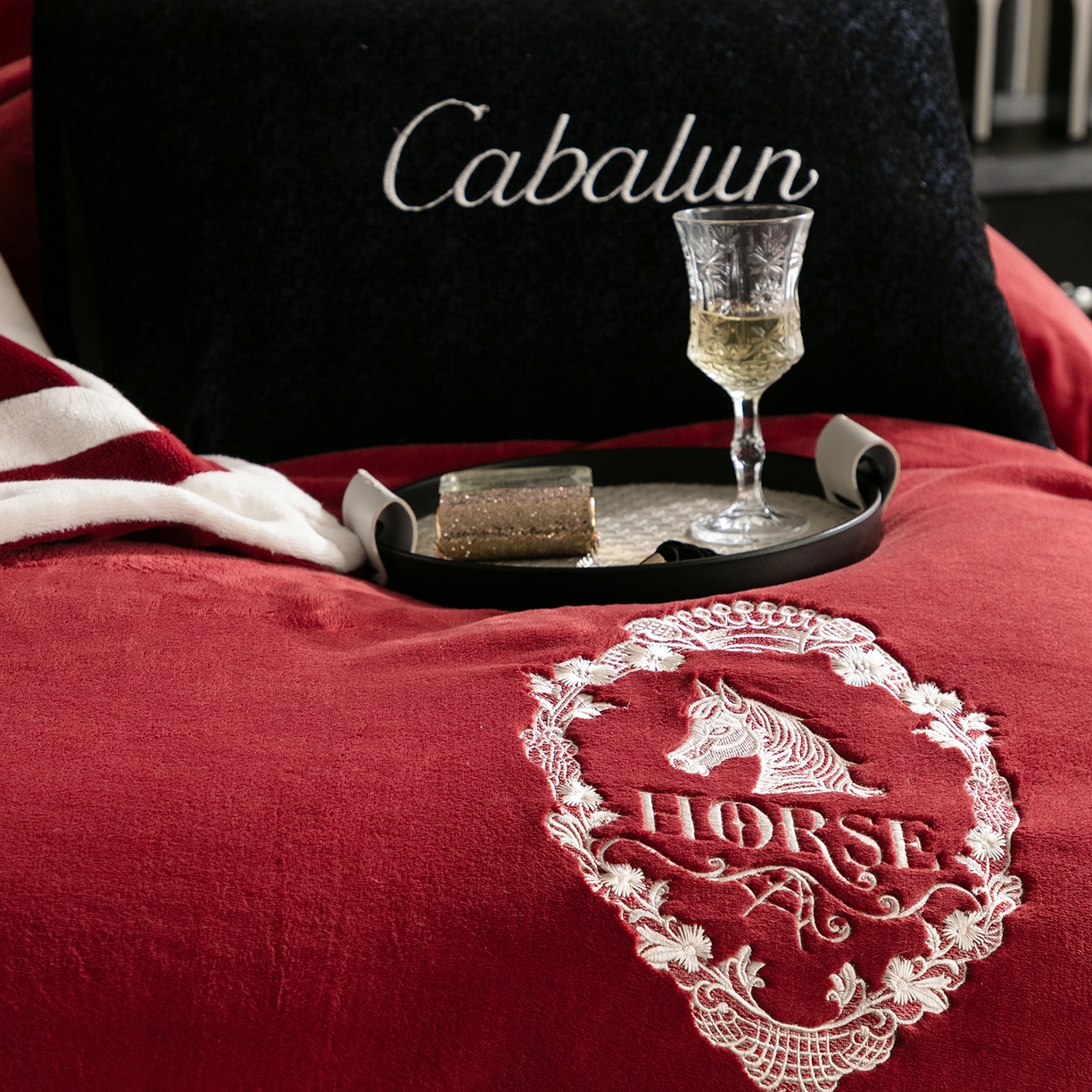 91家纺网 家纺一手货源 找家纺 （总）卡巴伦家纺 2025新款280克全消光三拼角加绣花四件套-马上发财（会员：-30元 控价：428元）