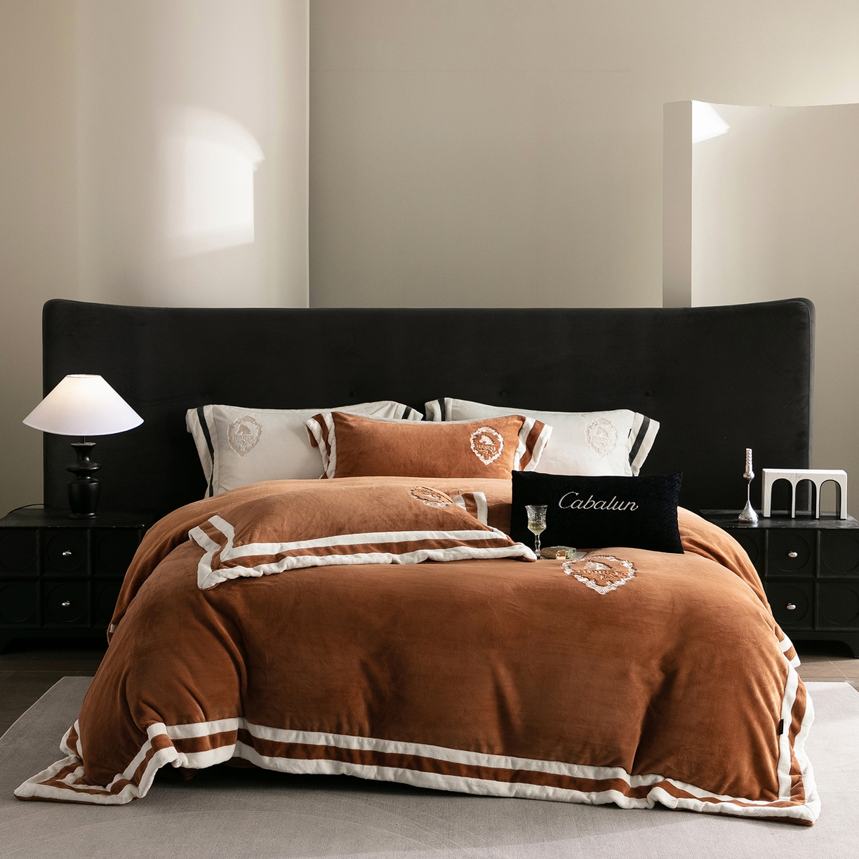 卡巴伦家纺 2025新款280克全消光三拼角加绣花四件套-马上发财 马上发财-火山咖