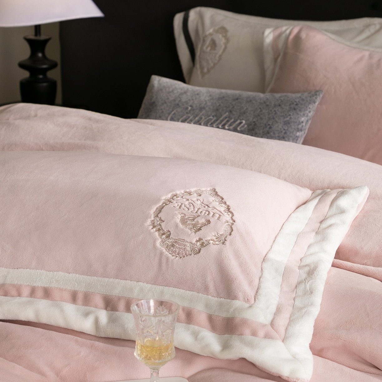 91家纺网 家纺一手货源 找家纺 卡巴伦家纺 2025新款280克全消光三拼角加绣花四件套-马上发财 马上发财-樱花粉