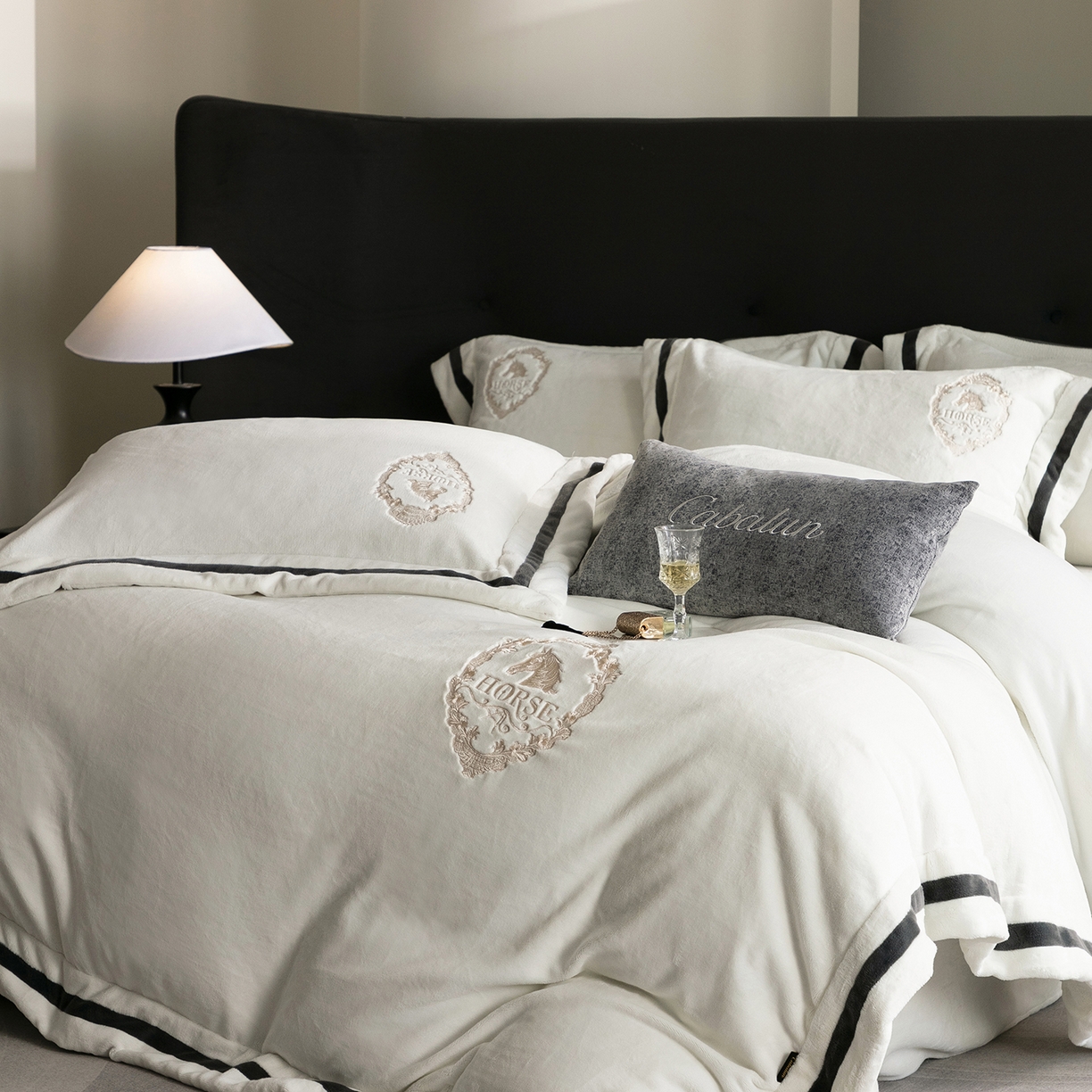 91家纺网 家纺一手货源 找家纺 卡巴伦家纺 2025新款280克全消光三拼角加绣花四件套-马上发财 马上发财-莫兰迪白